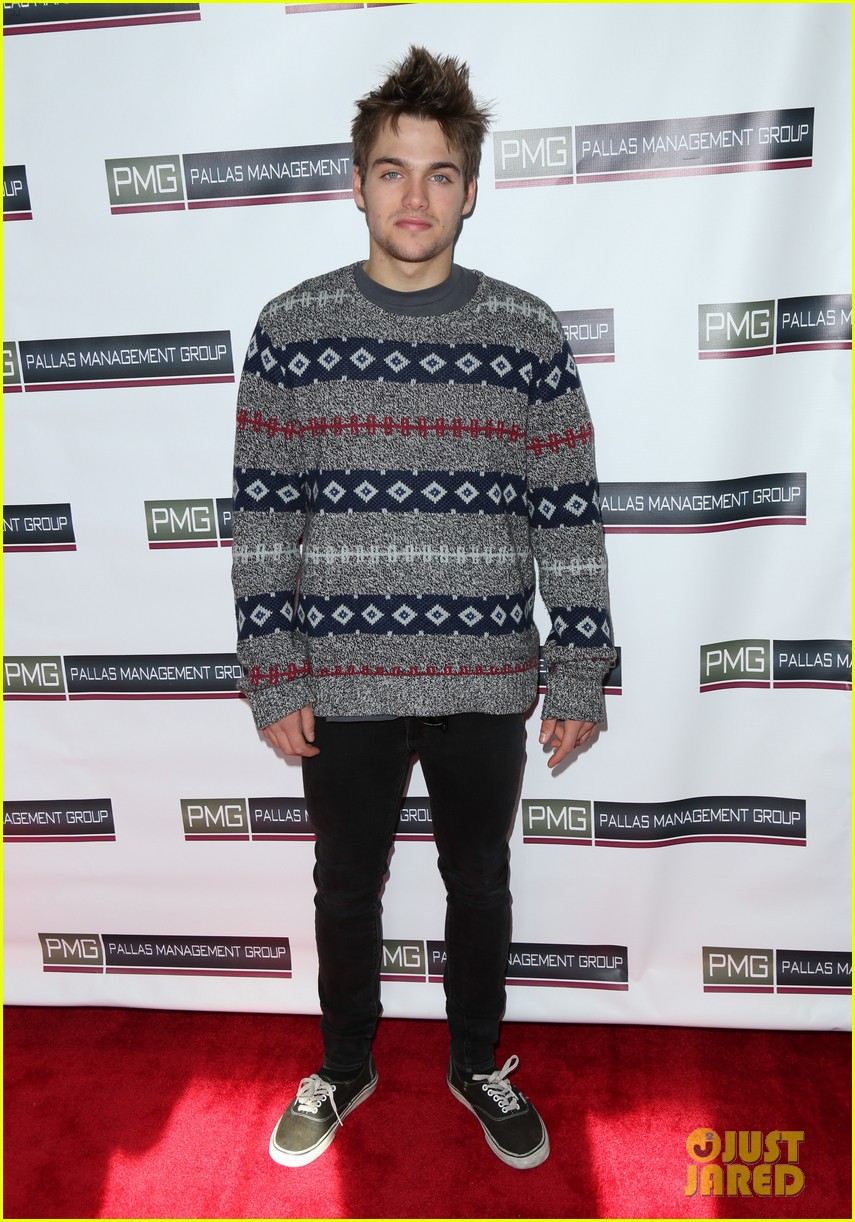 dylan sprayberry toy wrap christmas 02