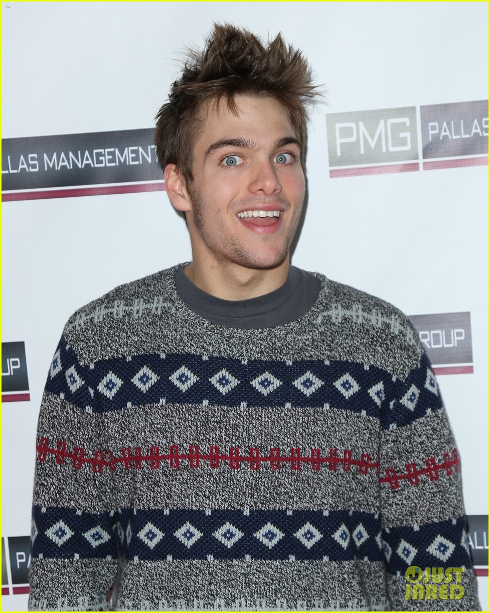 dylan sprayberry toy wrap christmas 04