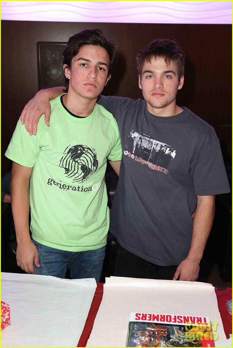 dylan sprayberry toy wrap christmas 06