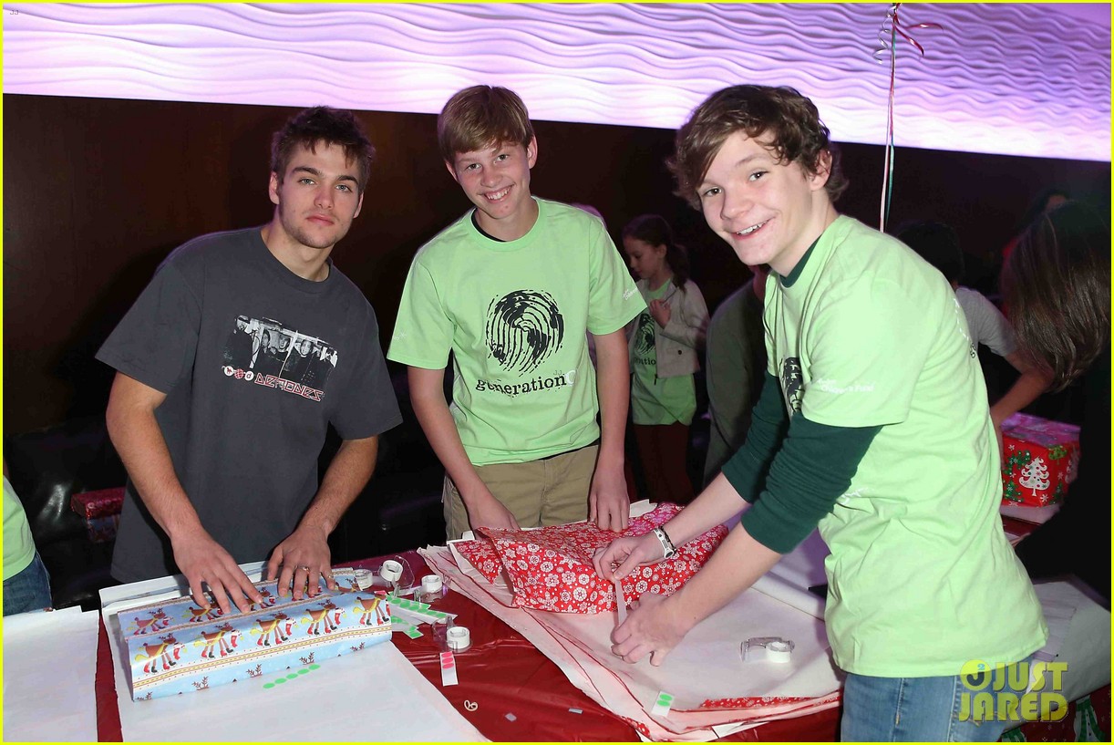 dylan sprayberry toy wrap christmas 07