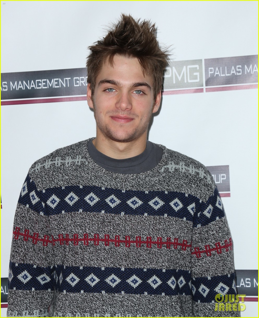 dylan sprayberry toy wrap christmas 09