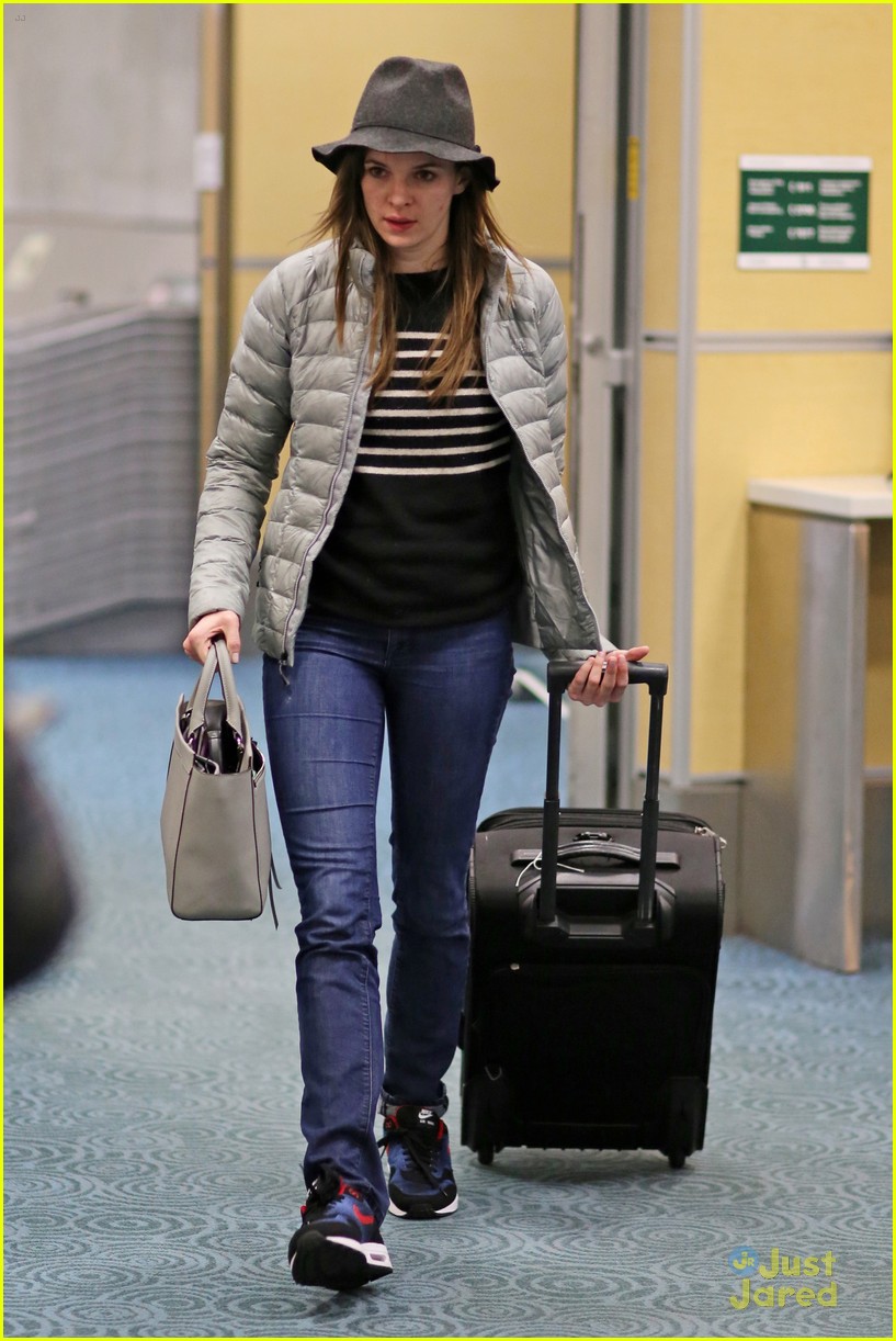 eliza taylor danielle panabaker leave vancouver for home 03