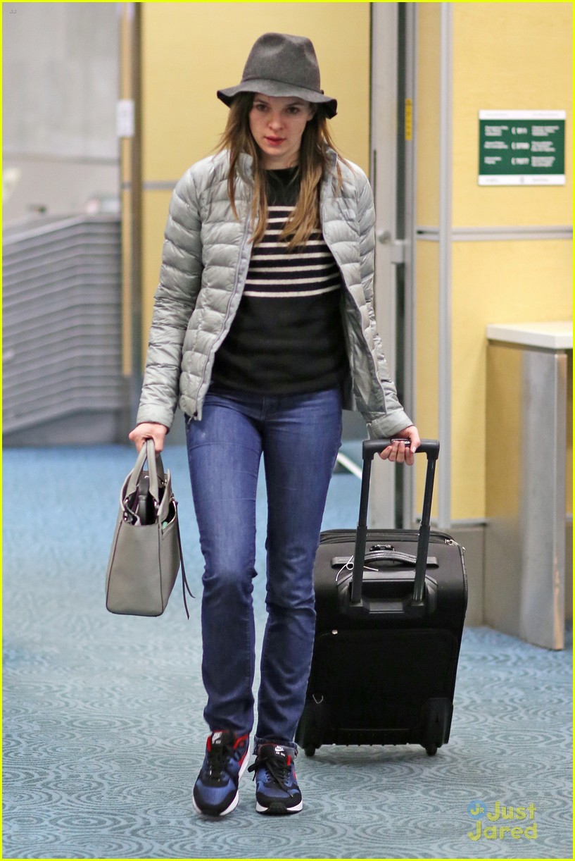 eliza taylor danielle panabaker leave vancouver for home 12