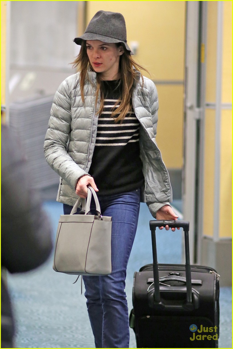 eliza taylor danielle panabaker leave vancouver for home 14