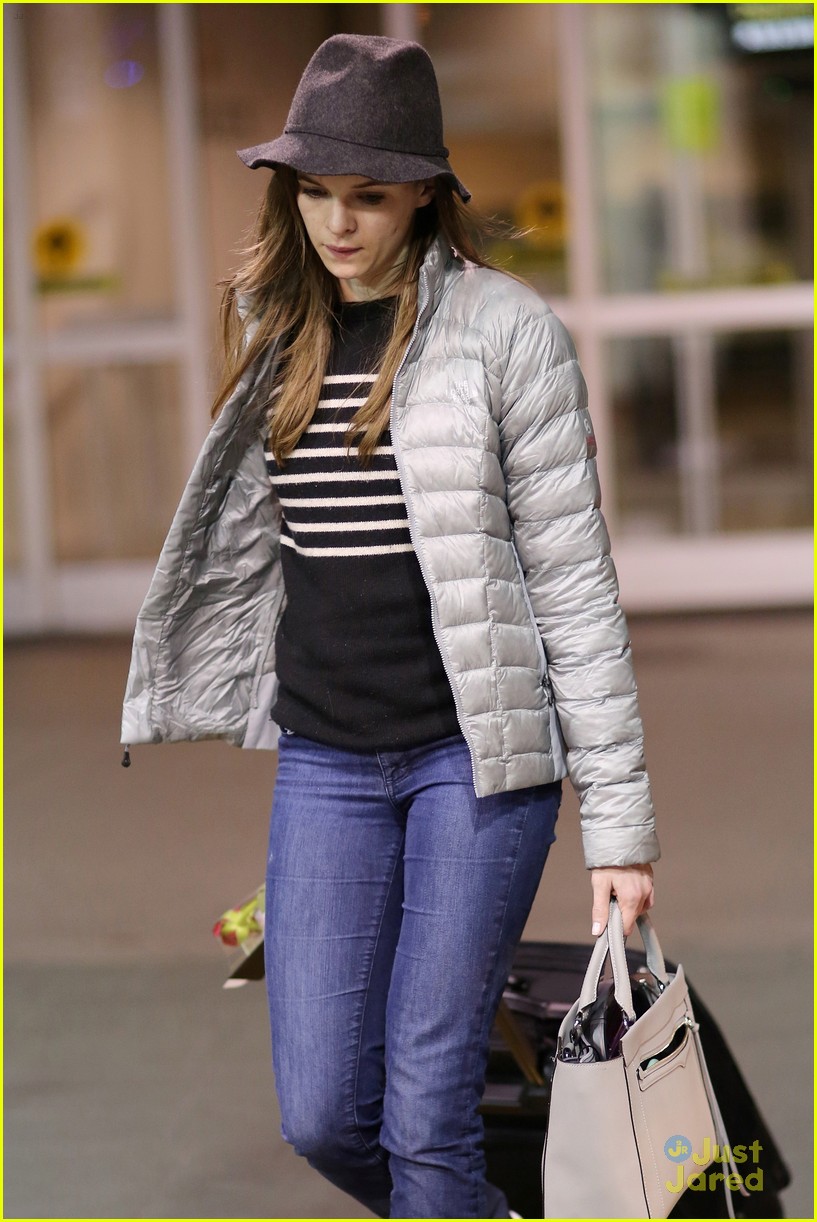 eliza taylor danielle panabaker leave vancouver for home 15