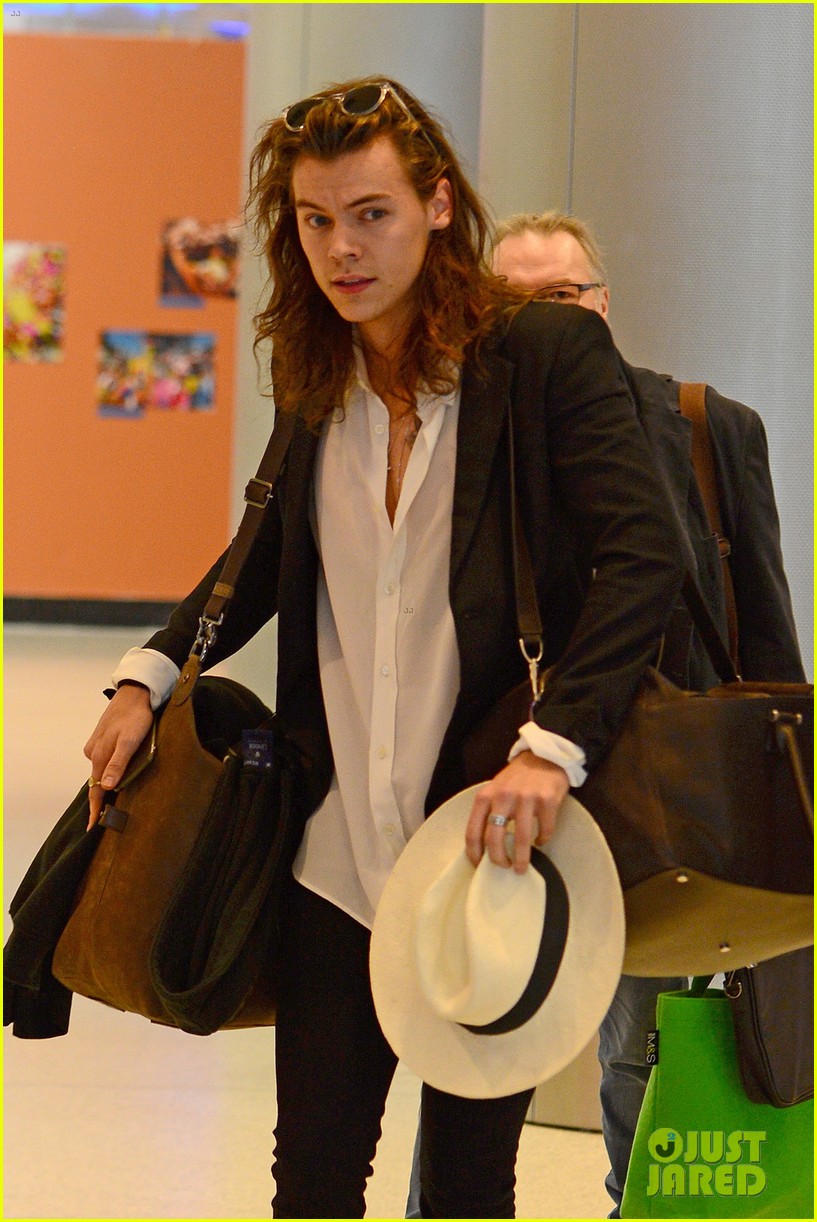 harry styles arrives miami mom anne 02