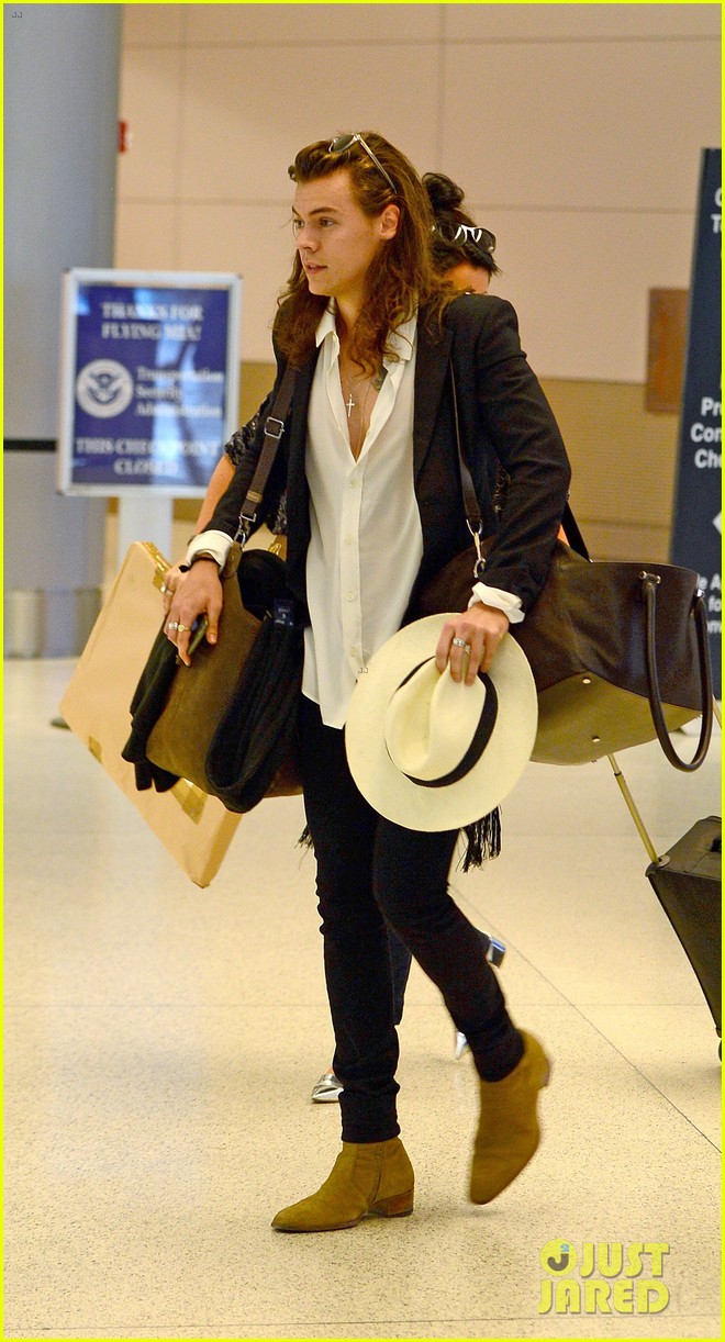 harry styles arrives miami mom anne 04