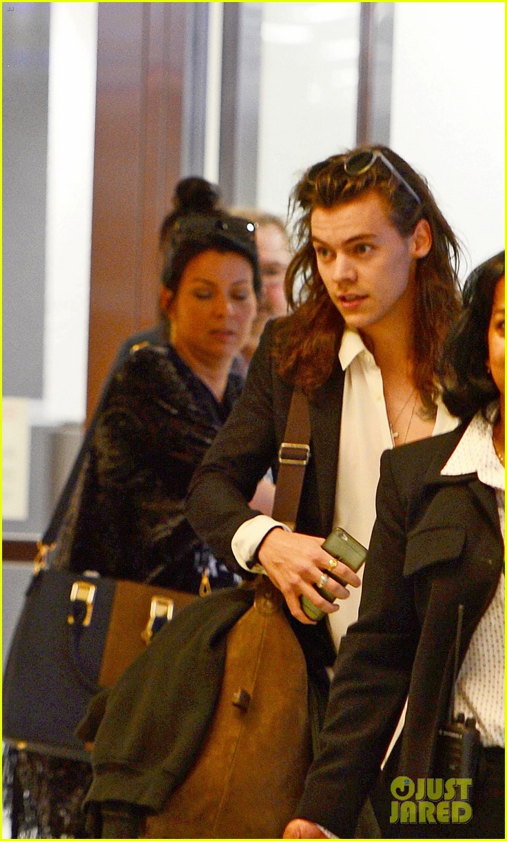 harry styles arrives miami mom anne 06