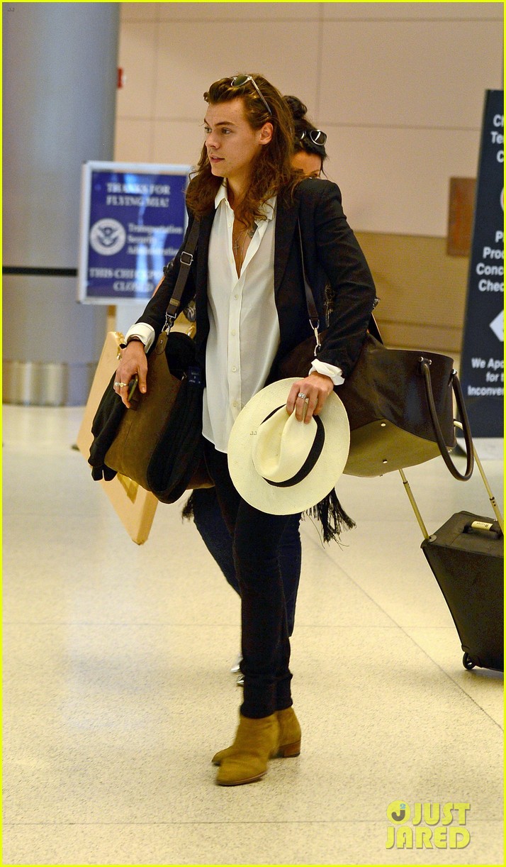 harry styles arrives miami mom anne 08