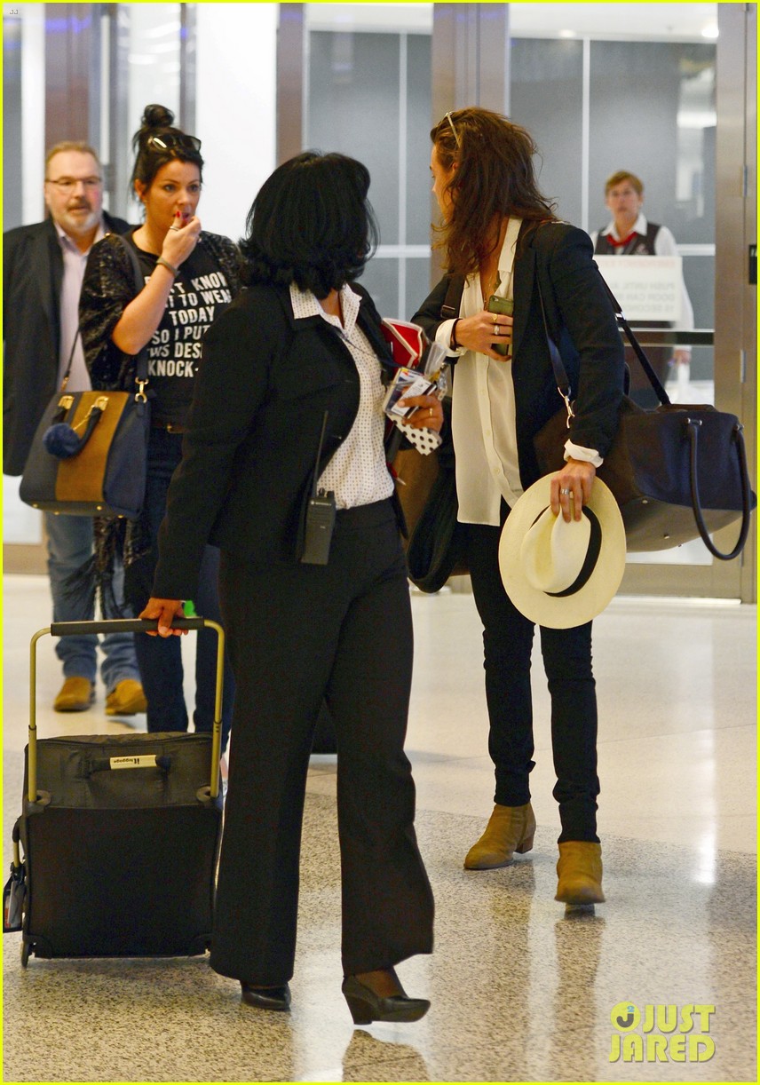 harry styles arrives miami mom anne 10