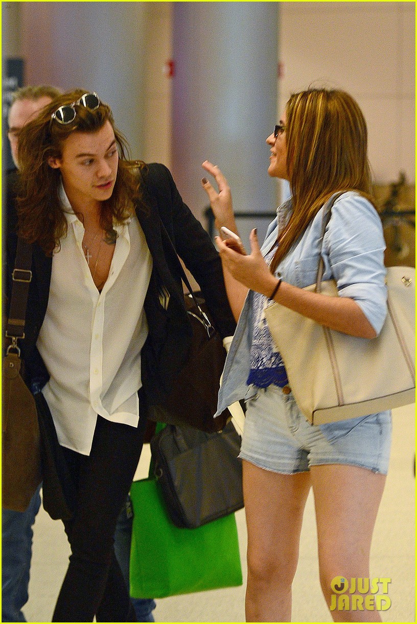 harry styles arrives miami mom anne 11