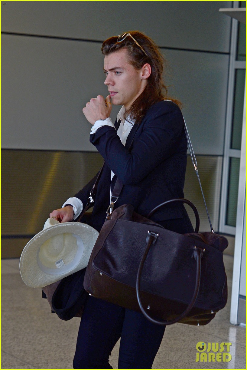 harry styles arrives miami mom anne 15