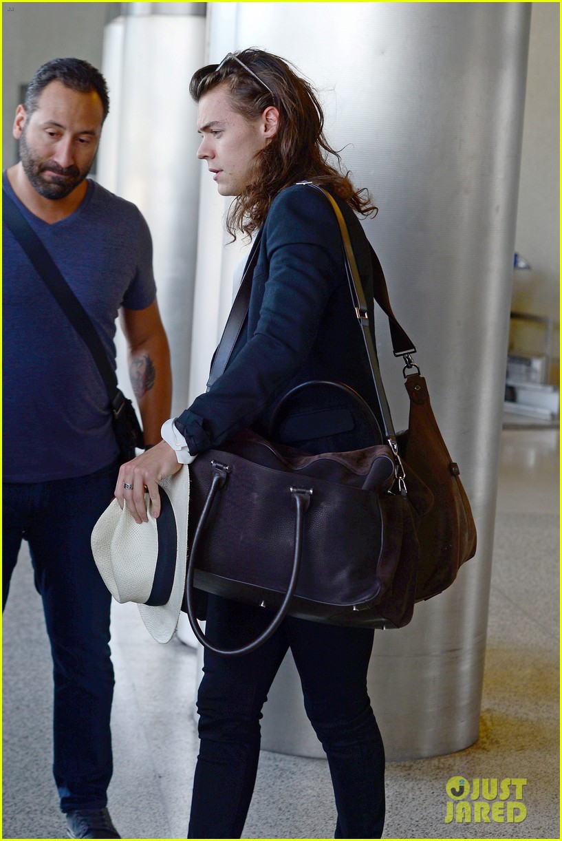 harry styles arrives miami mom anne 20