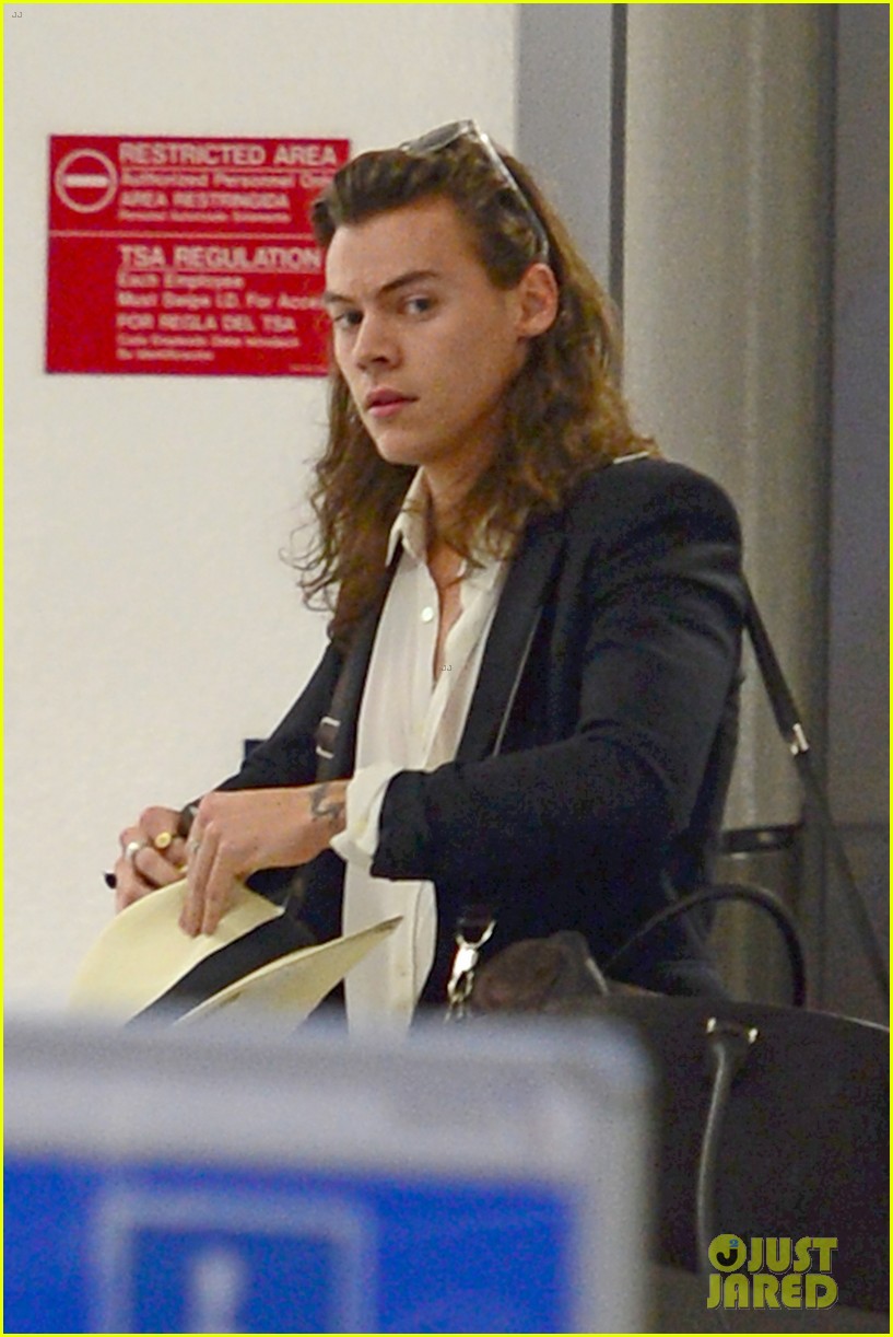 harry styles arrives miami mom anne 21