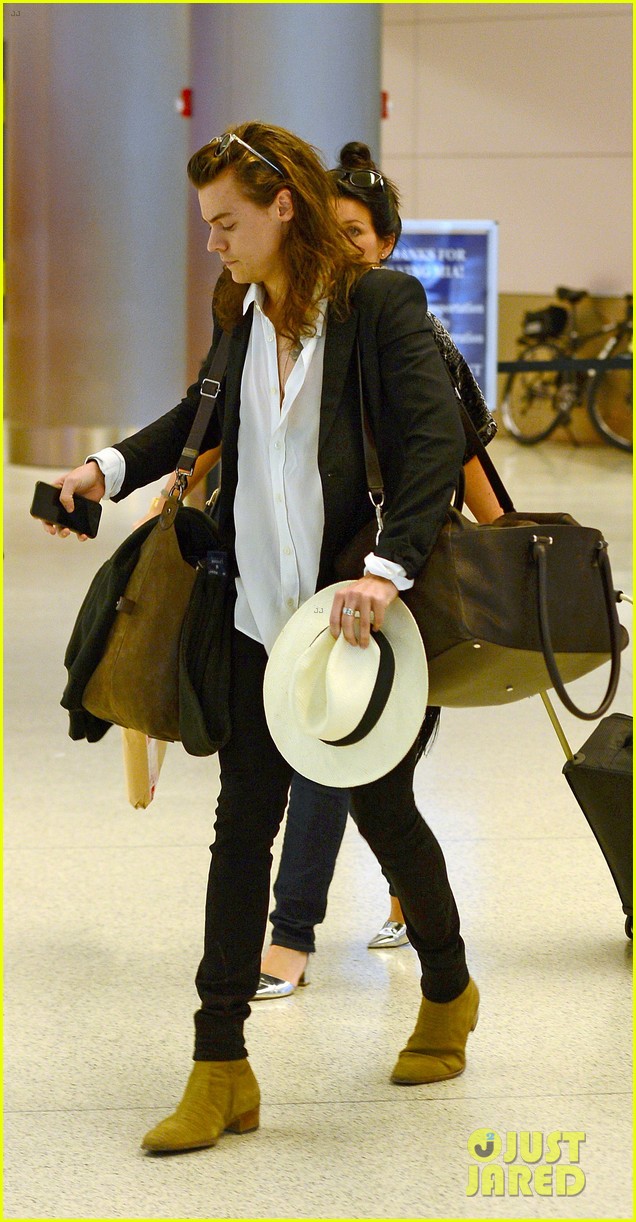 harry styles arrives miami mom anne 22