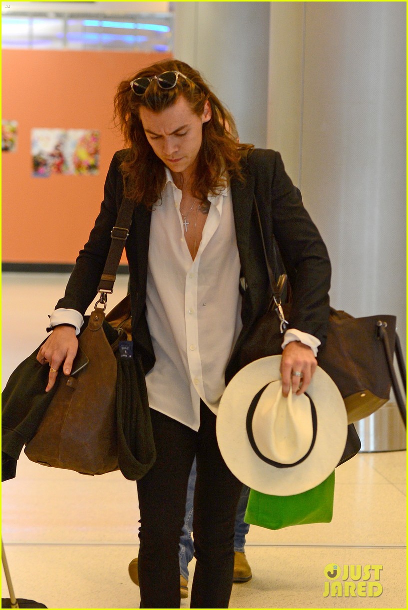 harry styles arrives miami mom anne 25