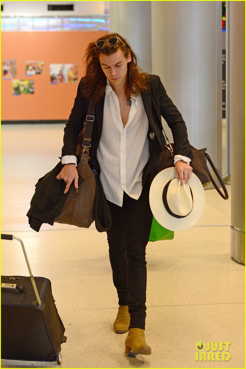 harry styles arrives miami mom anne 27