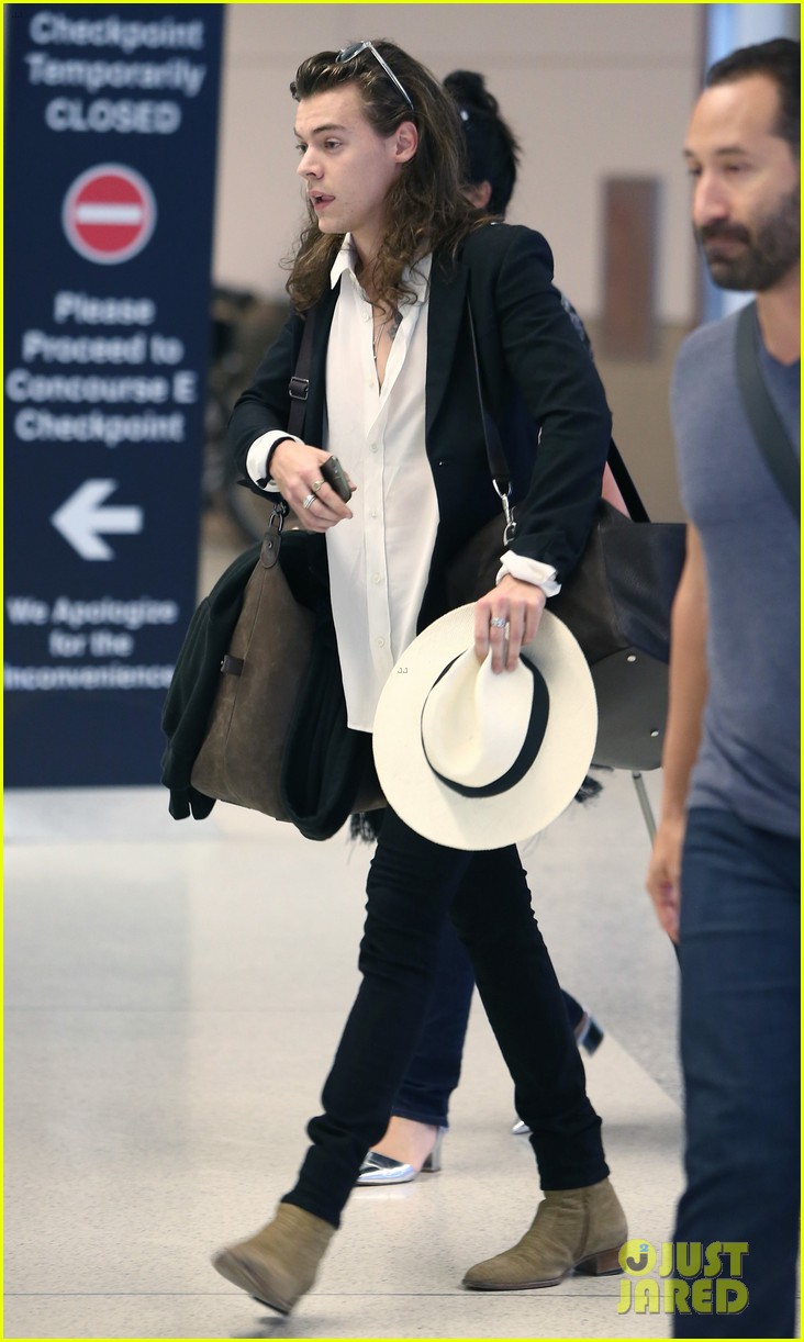 harry styles arrives miami mom anne 33