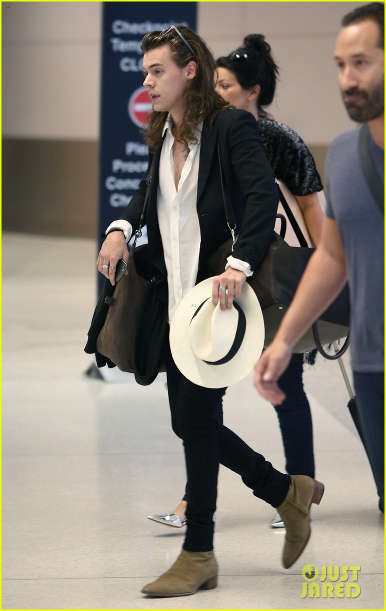 harry styles arrives miami mom anne 34
