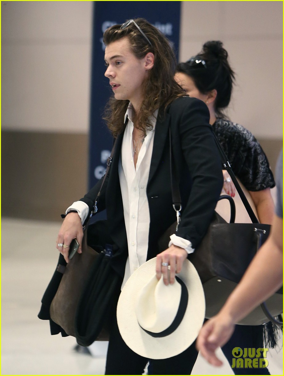 harry styles arrives miami mom anne 35