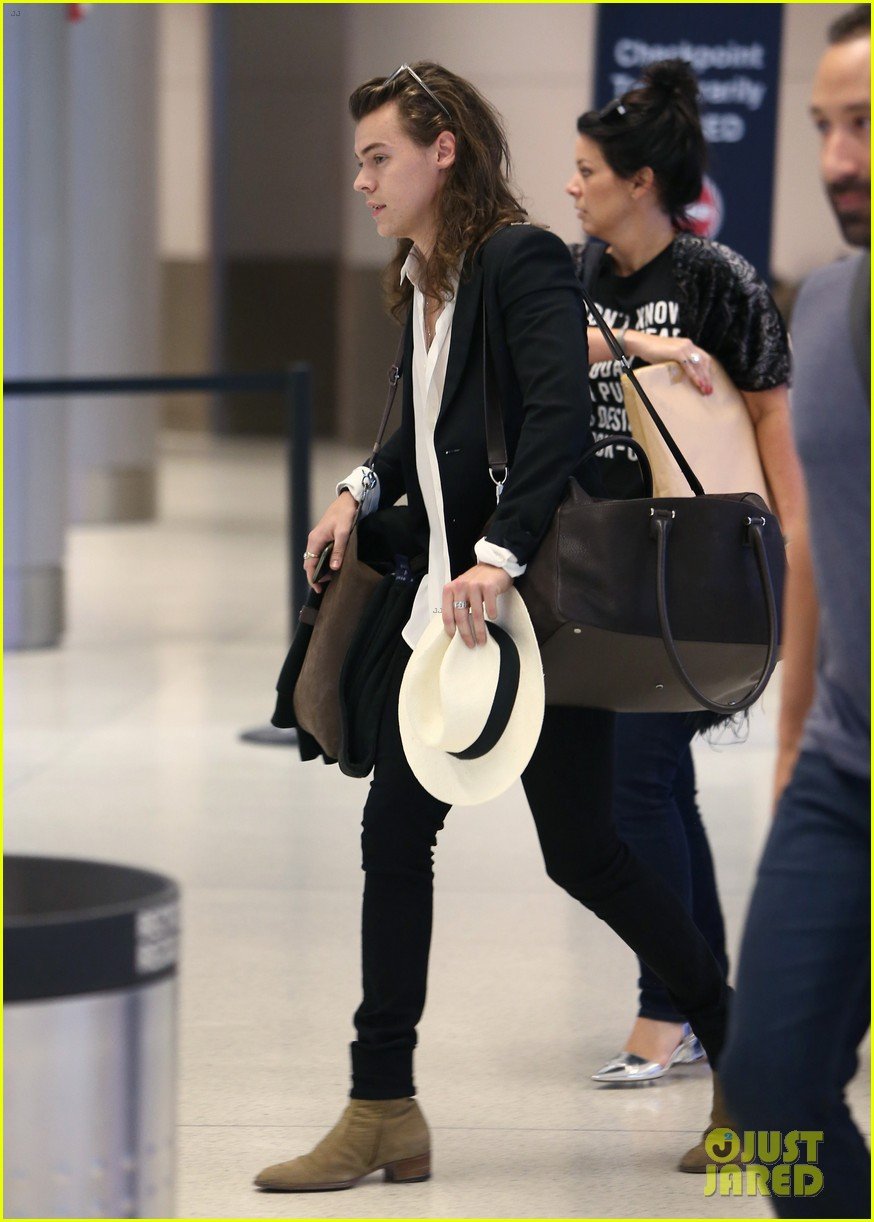 harry styles arrives miami mom anne 36