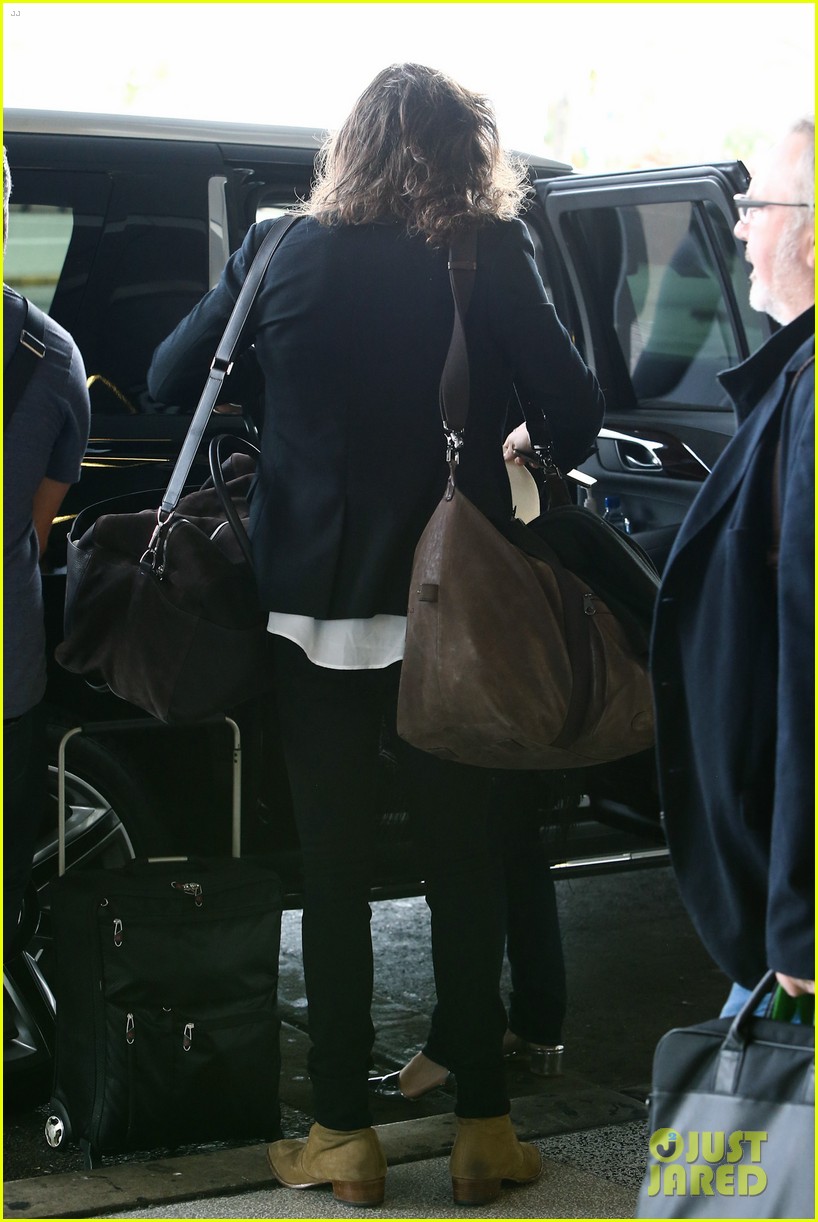harry styles arrives miami mom anne 37
