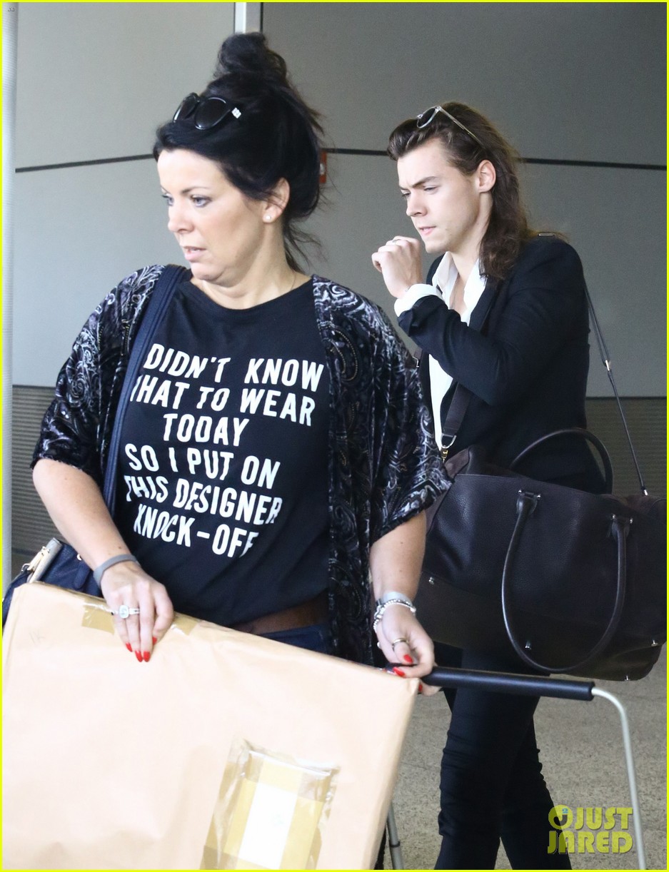 harry styles arrives miami mom anne 38