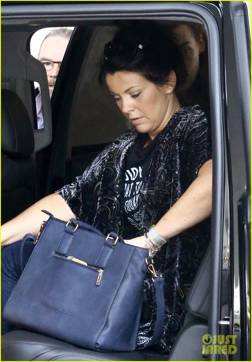 harry styles arrives miami mom anne 39