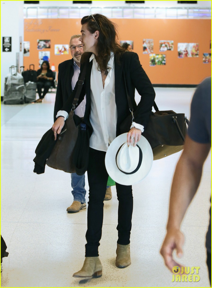 harry styles arrives miami mom anne 41