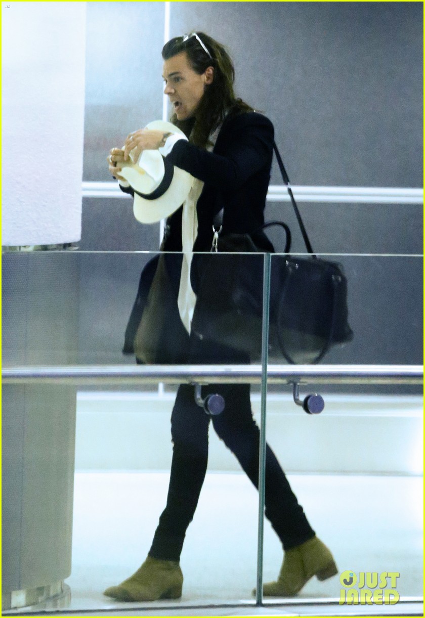 harry styles arrives miami mom anne 43