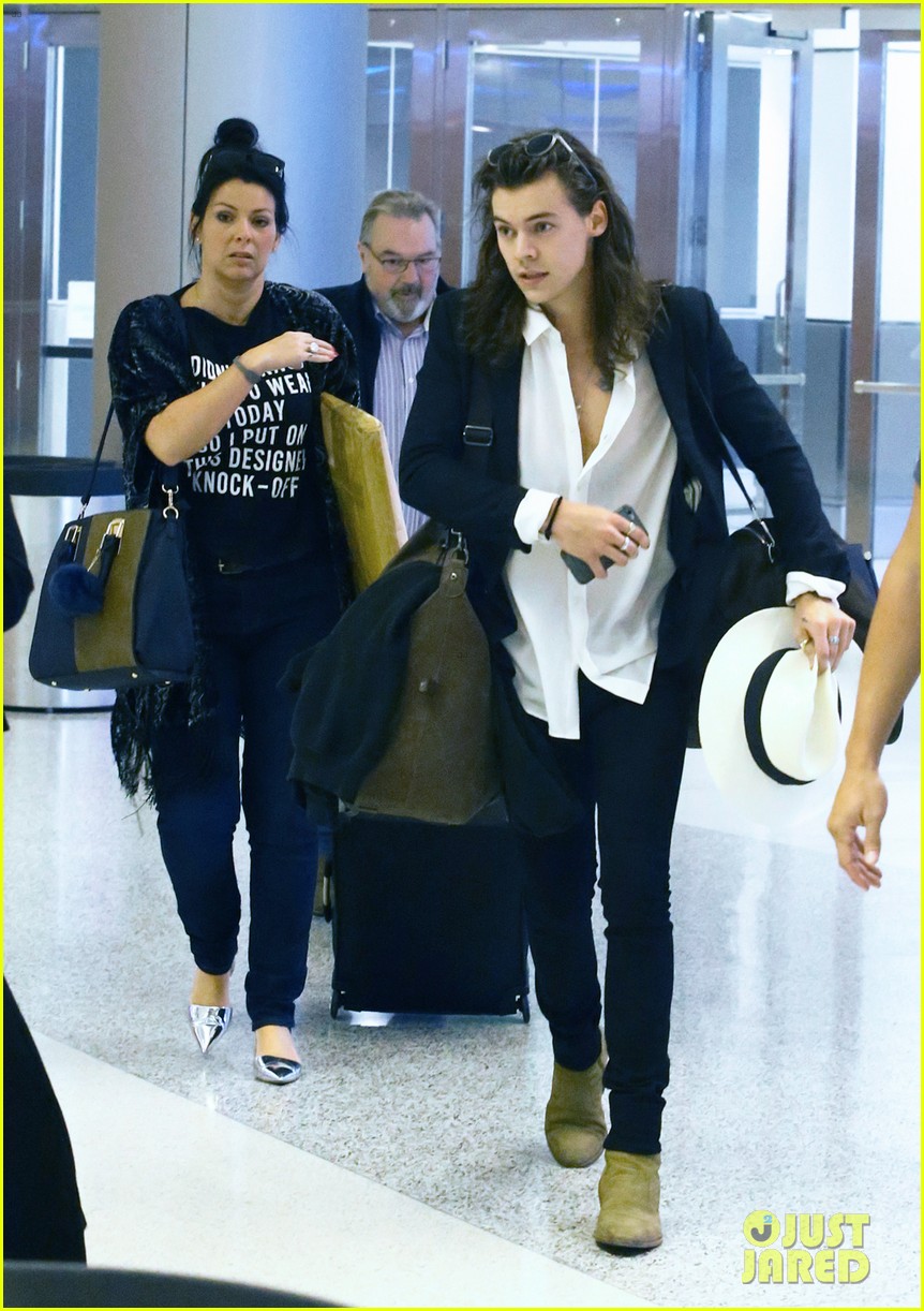 harry styles arrives miami mom anne 44