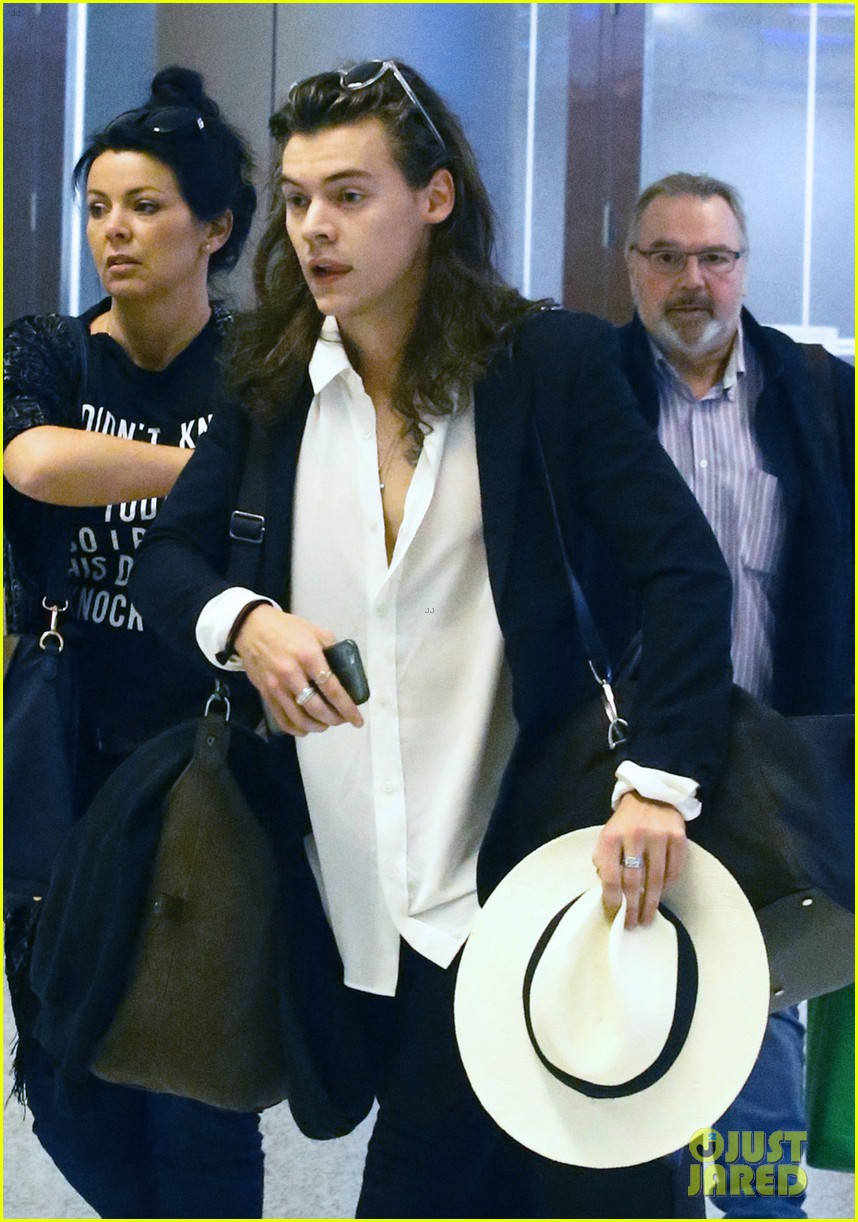 harry styles arrives miami mom anne 47