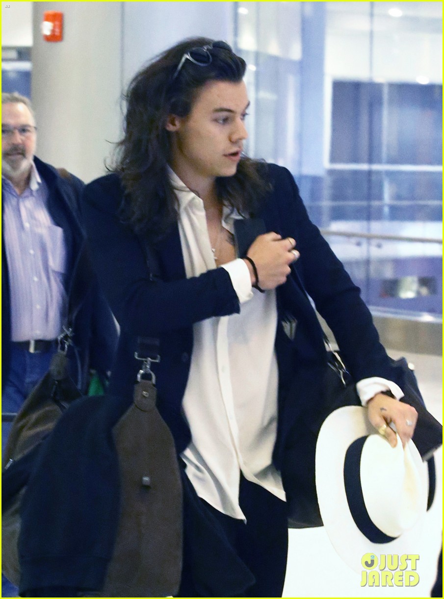 harry styles arrives miami mom anne 48