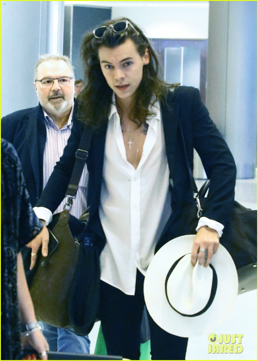 harry styles arrives miami mom anne 49