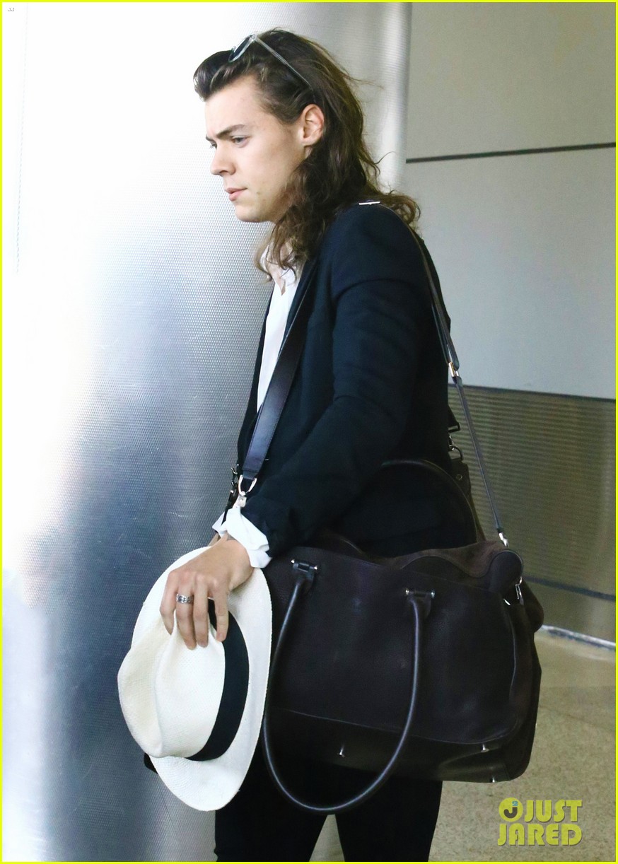 harry styles arrives miami mom anne 51