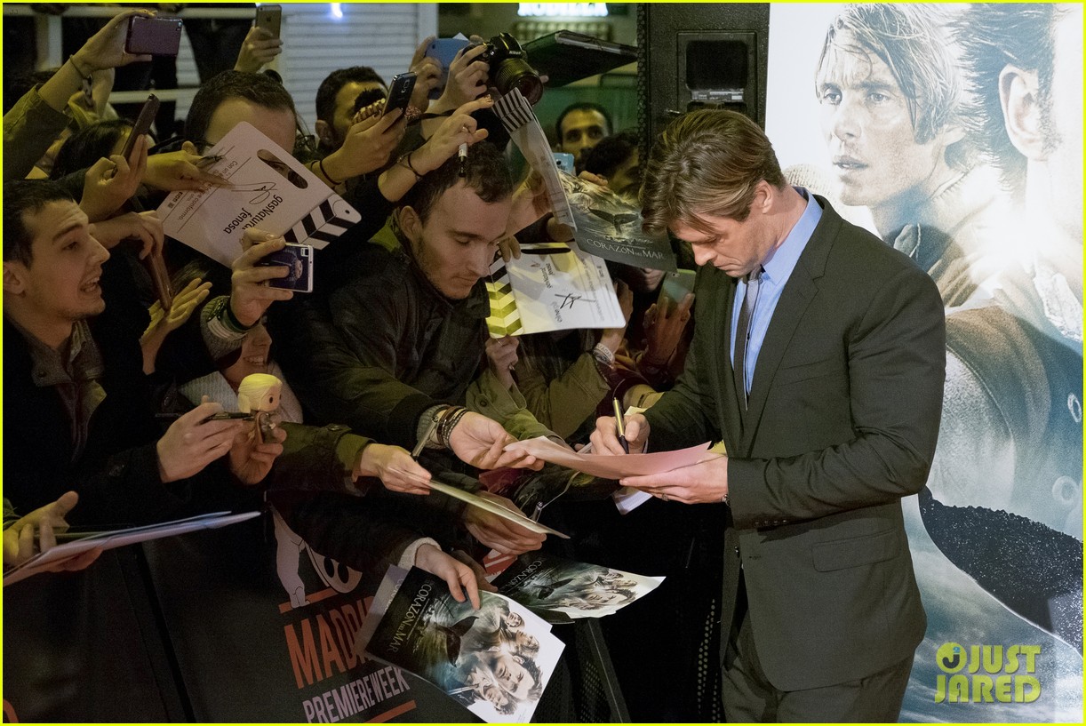 chris hemsworth tom holland in the heart of the sea madrid 10