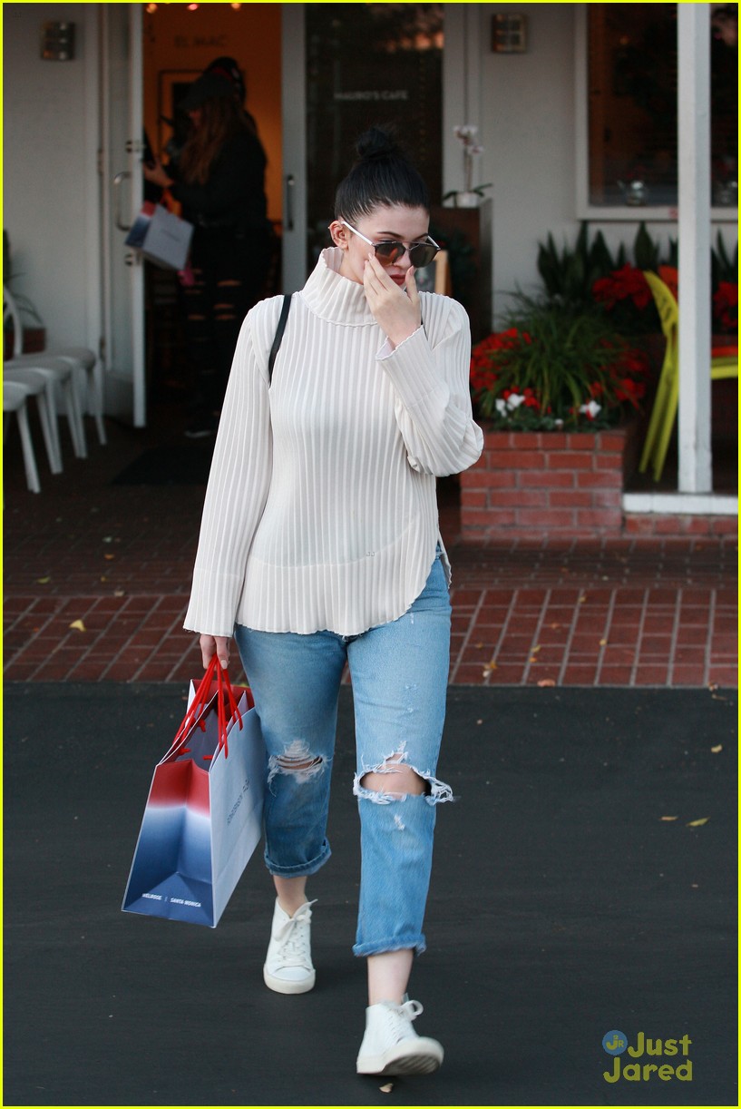 kendall kylie jenner share holiday gift guides 02