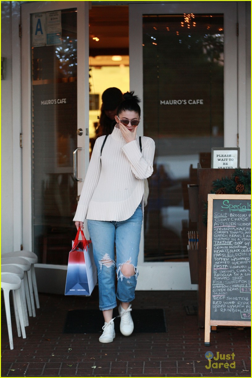 kendall kylie jenner share holiday gift guides 16