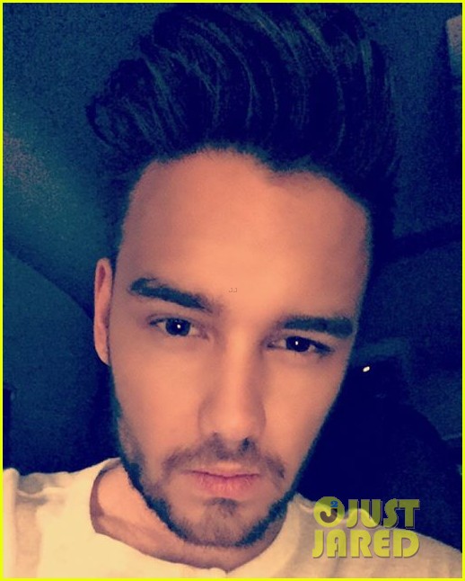 liam payne posts photo of his abs 01
