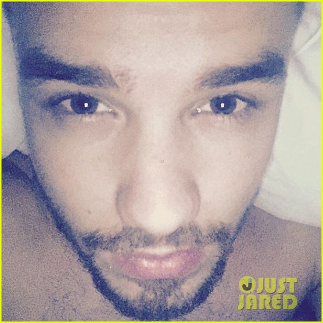 liam payne posts photo of his abs 02