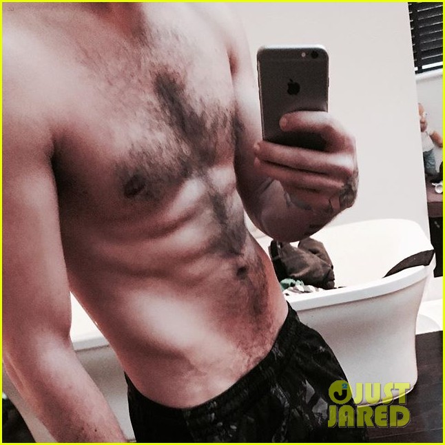 liam payne posts photo of his abs 03