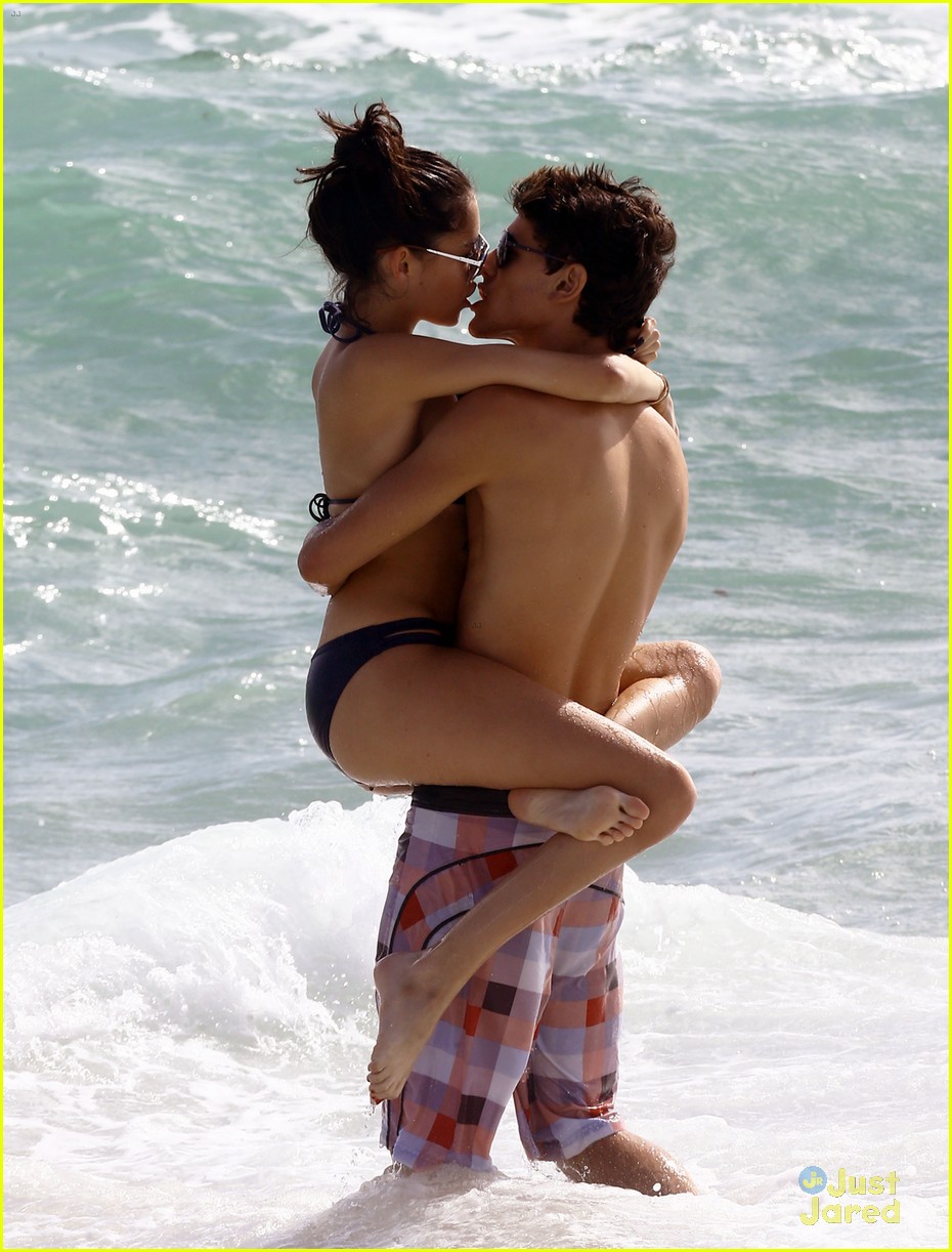 Madison Beer & Jack Gilinsky Continue to Pack on Beach PDA in Miami: Photo  909671 | Bikini, Jack Gilinsky, Madison Beer, Shirtless Pictures | Just  Jared Jr.