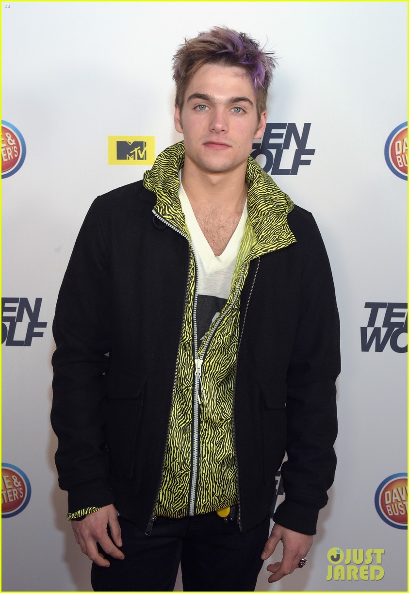 dylan obrien tyler posey buddy up at teen wolf l a premiere party 05
