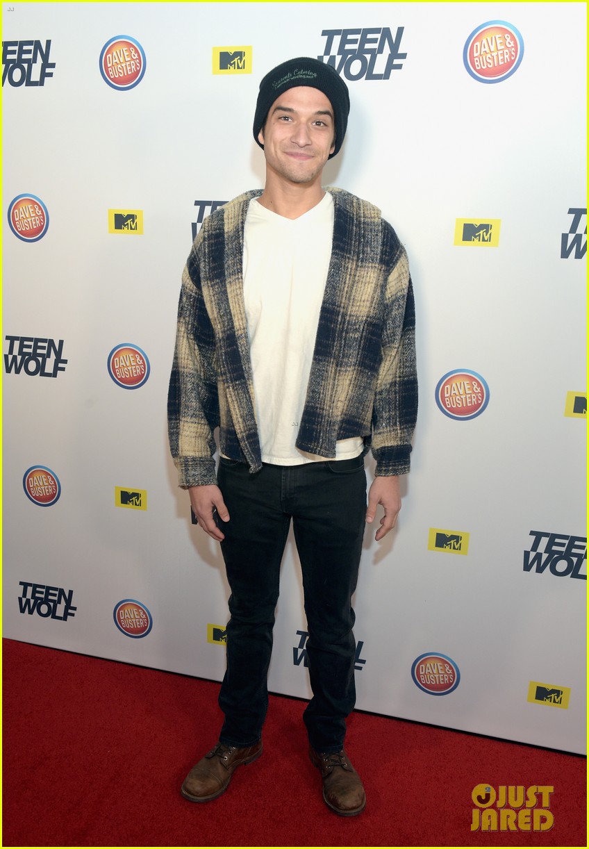 dylan obrien tyler posey buddy up at teen wolf l a premiere party 06