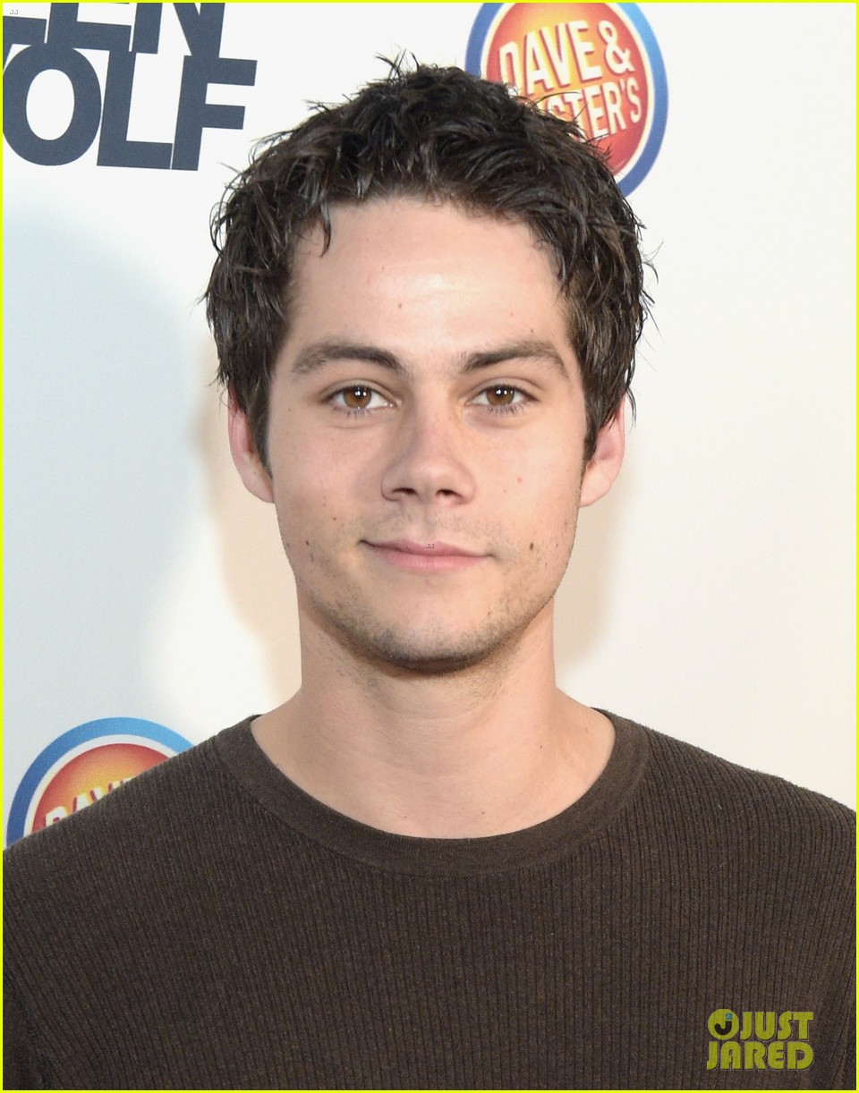 dylan obrien tyler posey buddy up at teen wolf l a premiere party 07