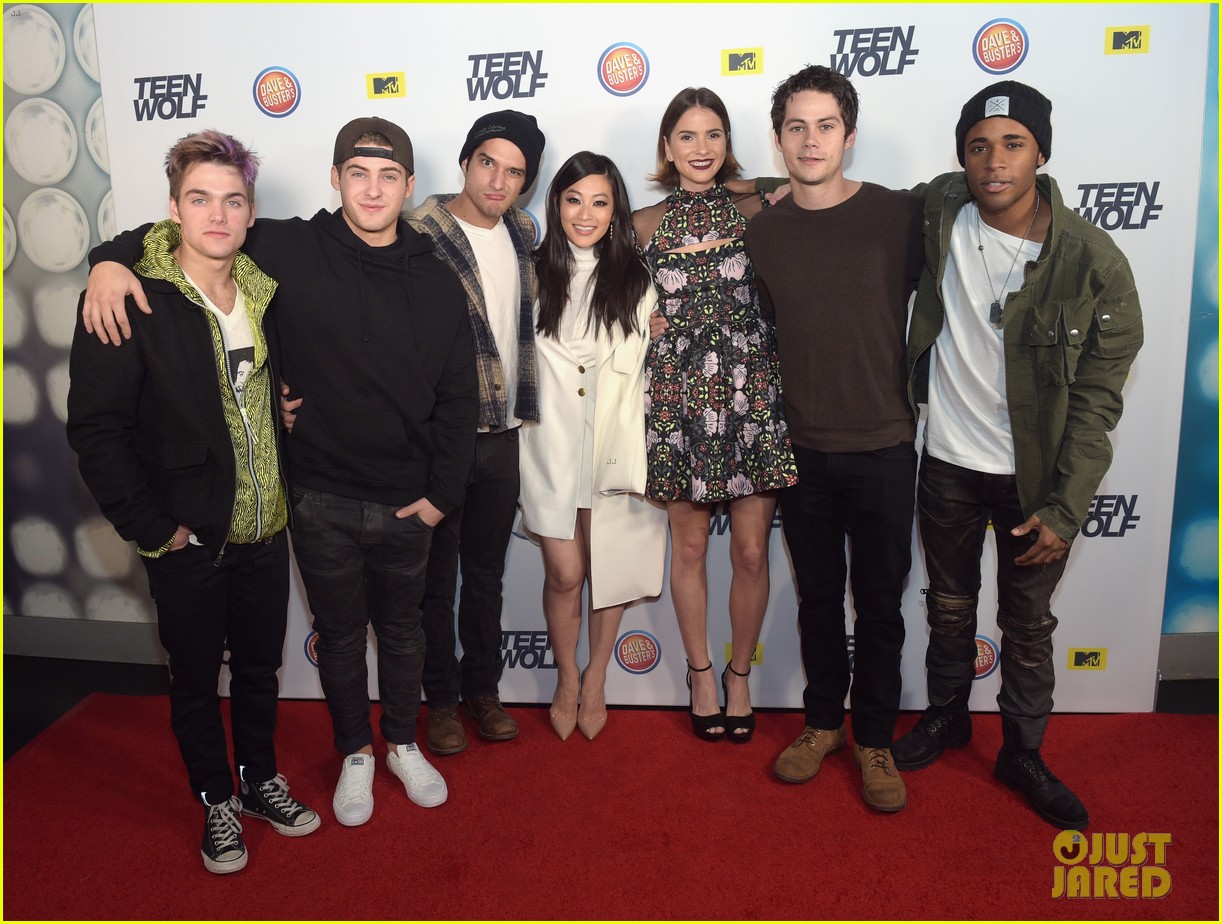dylan obrien tyler posey buddy up at teen wolf l a premiere party 21