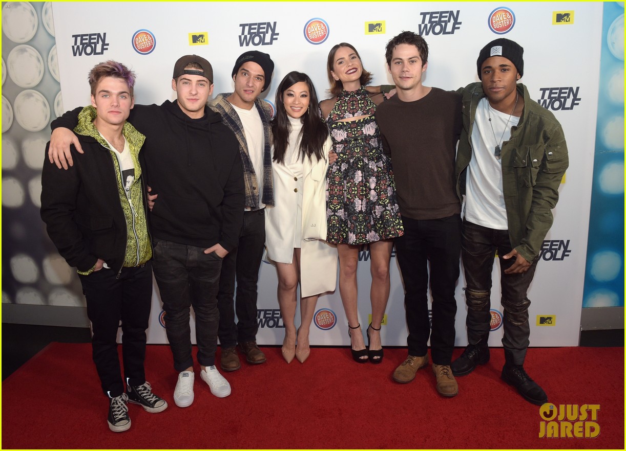 dylan obrien tyler posey buddy up at teen wolf l a premiere party 22