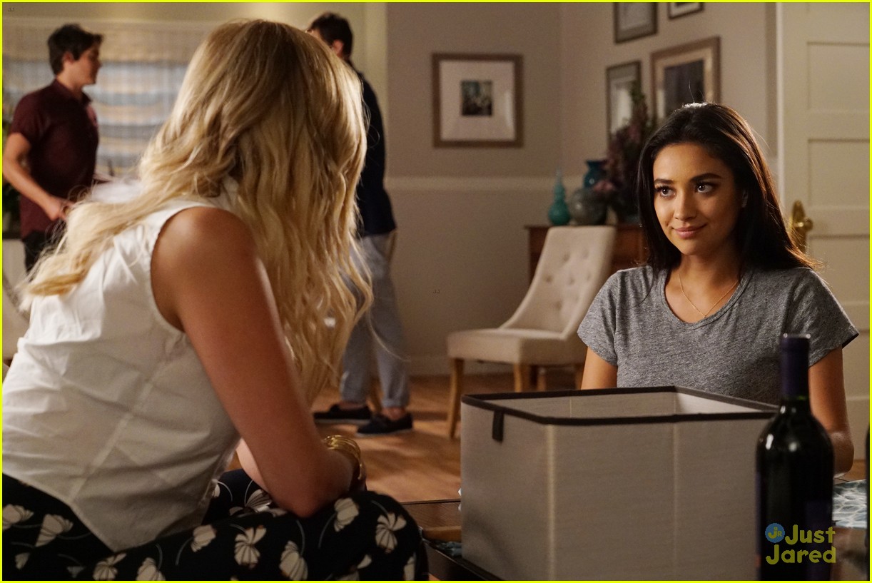 Get Your First Look At Hanna S Fiance And Aria S New Love Interest On Pretty Little Liars