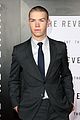 will poulter revenant hollywood premiere pics 01