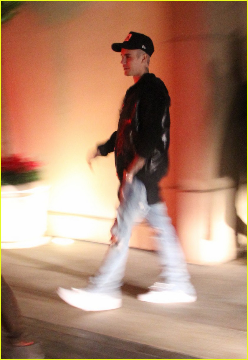 justin bieber plays piano at montage 01